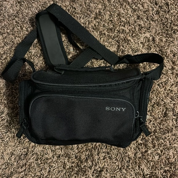 Sony black camera bag with a lot of pockets and adjustable strap - Picture 1 of 4